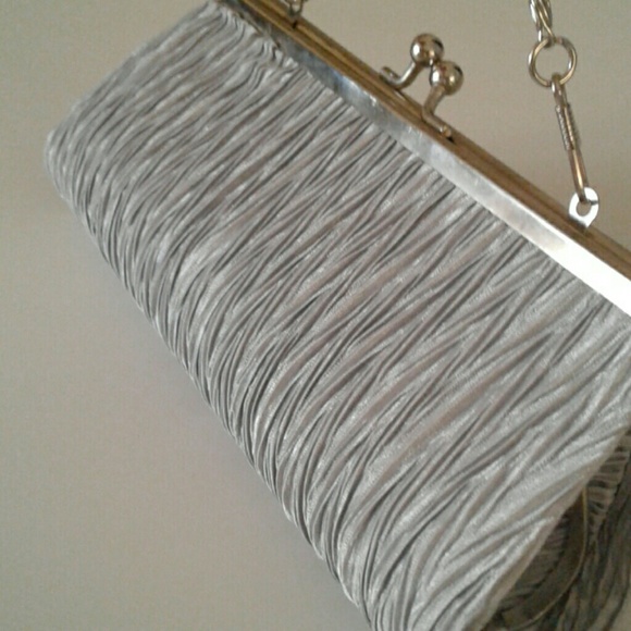 Close Out 🎉🎈Fashion Satin Purse Grey/Silver - Picture 5 of 8